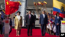 China's President Xi Jinping (center) and his wife, Peng Liyuan, stand with Ecuador's President Rafael Correa (second from right) during a welcoming ceremony at Mariscal Sucre Airport in Quito, Ecuador, Nov. 17, 2016.