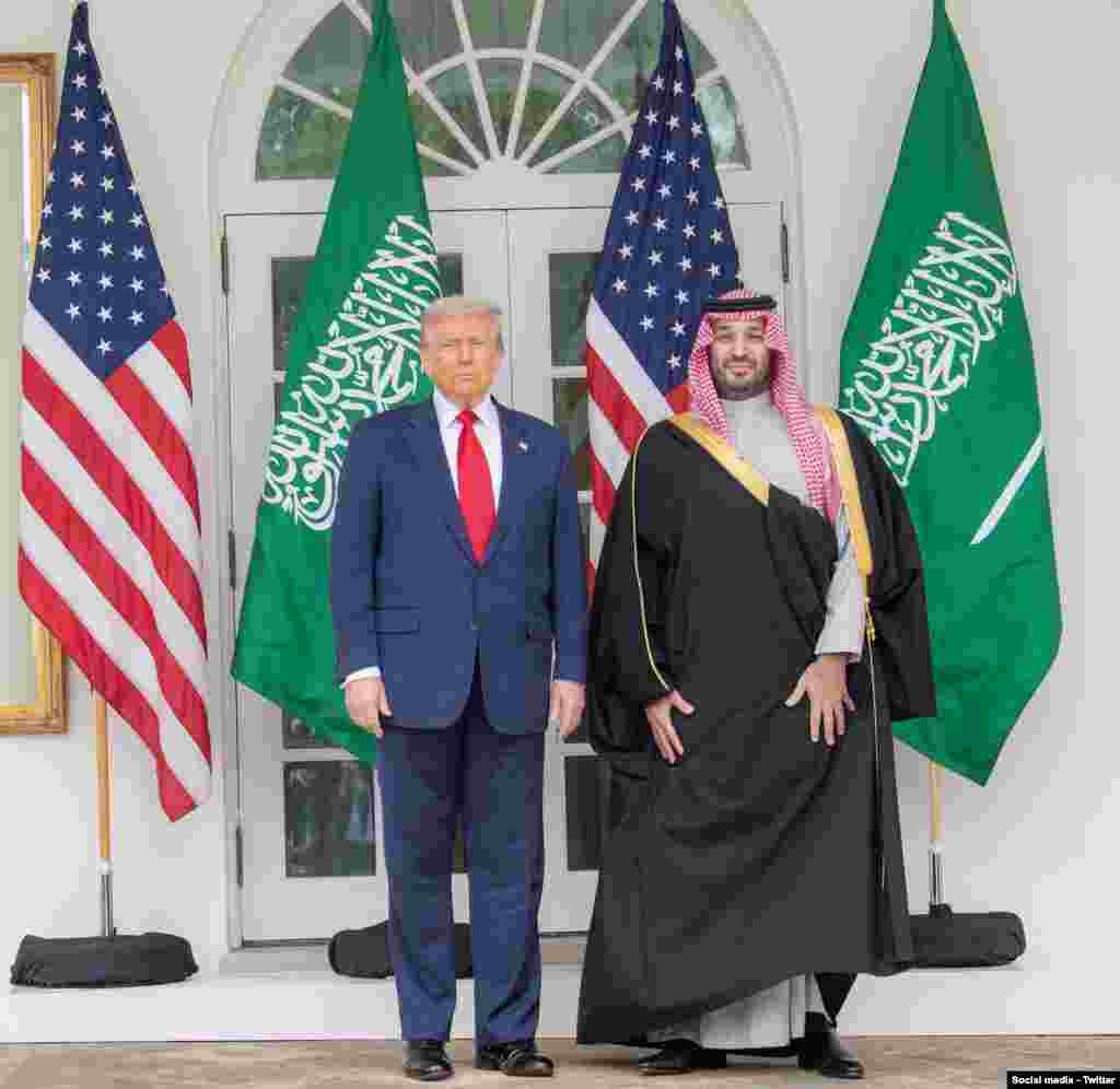 دونالد ترامپ، رئیس‌جمهوری ایالات متحده آمریکا، از شاهزاده بن‌سلمان در هنگام ورود به کاخ سفید استقبال می‌کند.