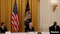 El presidente Joe Biden, en el centro, acompañado por el secretario de Estado, Antony Blinken, a la izquierda, y el secretario de Defensa, Lloyd Austin, durante la primera reunión de gabinete de la Administración Biden, el 1 de abril de 2021.