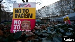 Những người biểu t&#236;nh cầm biểu ngữ &#39;N&#243;i kh&#244;ng với chủ nghĩa cực đoan&#39; đứng b&#234;n ngo&#224;i t&#242;a đại sứ Mỹ tại London, Anh, trong ng&#224;y nhậm chức của &#244;ng Donald Trump 20/1/2017. 