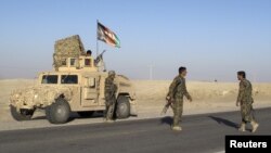 Tentara Nasional Afghanistan berjaga di provinsi Helmad (Foto: dok). Dua pria berseragam tentara Afghanistan dikabarkan menembaki pasukan koalisi dan menewaskan dua tentara NATO di propinsi ini, Sabtu (12/5).