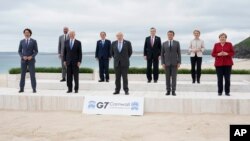 七国集团领导人在英国康沃尔出席峰会时合影。（2021年6月11日）