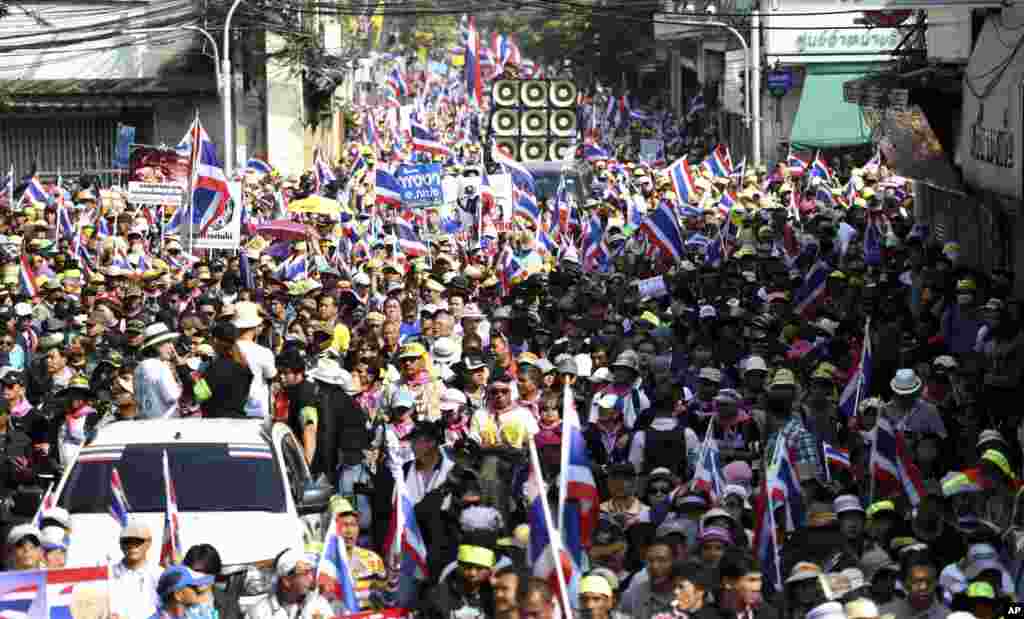 Large numbers of anti-government protesters attend a rally, Bangkok, Thailand, January 5, 2014. 