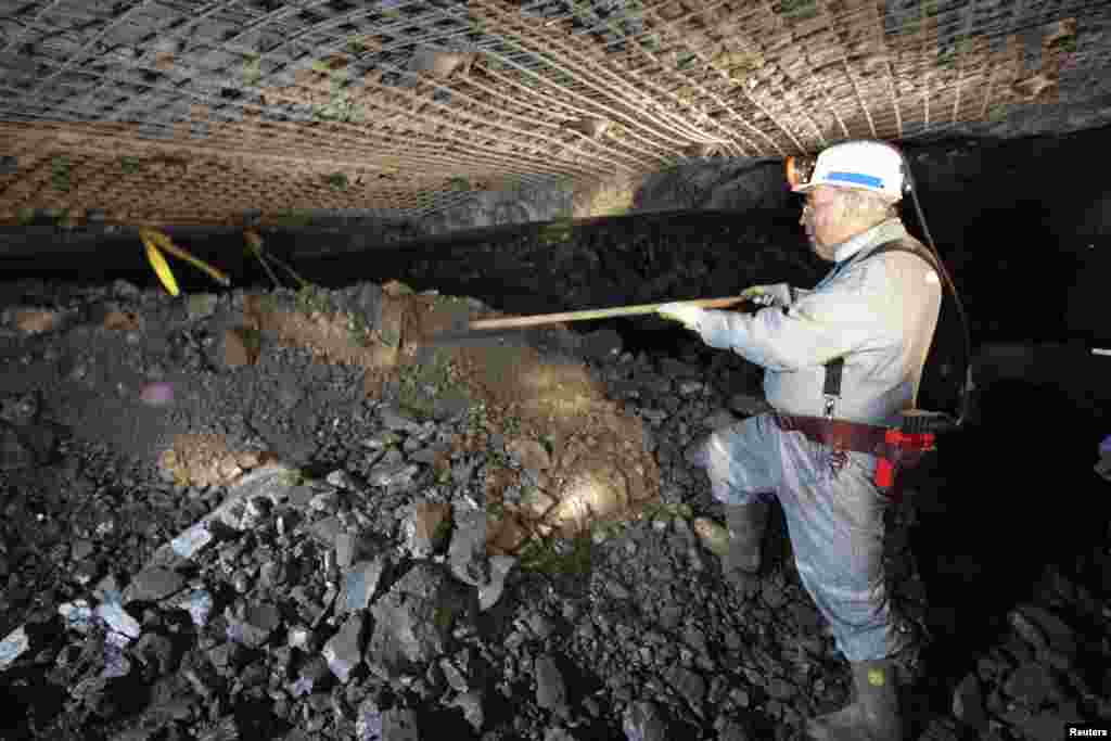 Robert Murray, founder and chairman of Cleveland-based Murray Energy Corp., points to rubble blocking a tunnel in the Crandall Canyon Mine, northwest of Huntington, Utah, where six coal miners were trapped, Aug. 8, 2007. (Reuters)