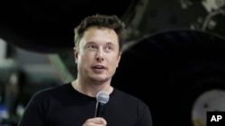 El fundador de SpaceX y director ejecutivo, Elon Musk, ofrece un discurso tras anunciar al multimillonario japonés Yusaku Maezawa como el primer pasajero de un vuelo privado alrededor de la Luna, en Hawthorne, California, el 17 de septiembre de 2018.