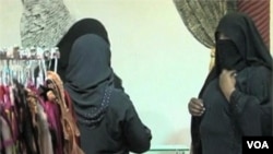 Perempuan Arab Saudi mulai tahun ini diizinkan bekerja di toko-toko pakaian dalam perempuan.