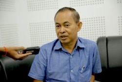 Yi Soksan, senior investigator for local human rights group Adhoc, is seen speaking at VOD's studio, in Phnom Penh, Sept. 11, 2019. (Tum Malis/VOA Khmer)