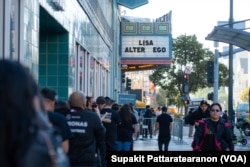 แฟนคลับของ ลิซ่า นักร้องชาวไทยจากเกิร์ลกรุ๊ปสัญชาติเกาหลีชื่อก้องโลก แบล็คพิงค์ (Blackpink) เข้าแถวรอเข้าคอนเสิร์ตเปิดตัวอัลบัมใหม่ที่นครลอสแอนเจลิส