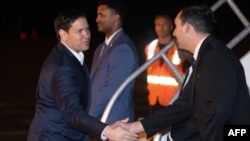 Американскиот државен секретар се качува во воен авион пред да тргне од воздушната резервна база во Флорида, 9 март 2025 година, на пат за Саудиска Арабија и Канада