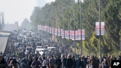 Поддржувачите на Пакистанската партија Техрик-е-Инсаф на затворениот поранешен премиер Имран Кан се движат кон плоштадот Д-Чок близу на протест на кој бараат ослободување на Кан, во Исламабад, 26 ноември 2024 година.