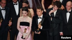 সেরা পরিচালক শন বেকার ( মাঝে) এবং সেরা অভিনেত্রী মাইকি ম্যাডিসন সেরা ফিল্ম পুরস্কারপ্রাপ্ত "আনোরা"-র অন্যান্য অভিনেতাদের সাথে। ফটোঃ ২ মার্চ, ২০২৫। 