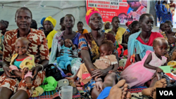 Women and children gather at Koat Nutrition Center in Akobo County, a vital haven of hope for over 500 malnourished children, pregnant women, and lactating mothers. (Sheila Ponnie/VOA)