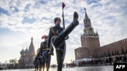 Ռուս պատվո պահակախումբը երթ է անցկացնում Մոսկվայի Կարմիր հրապարակում անցկացվող զորահանդեսի ժամանակ։