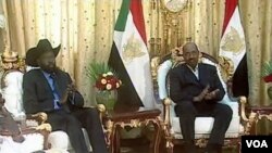 Pemimpin Sudan selatan Salva Kiir (kiri) dan Presiden Sudan utara, Omar Hassan al-Bashir (foto: dok.). Kedua pemimpin hampir mencapai kesepakatan di Addis Ababa.