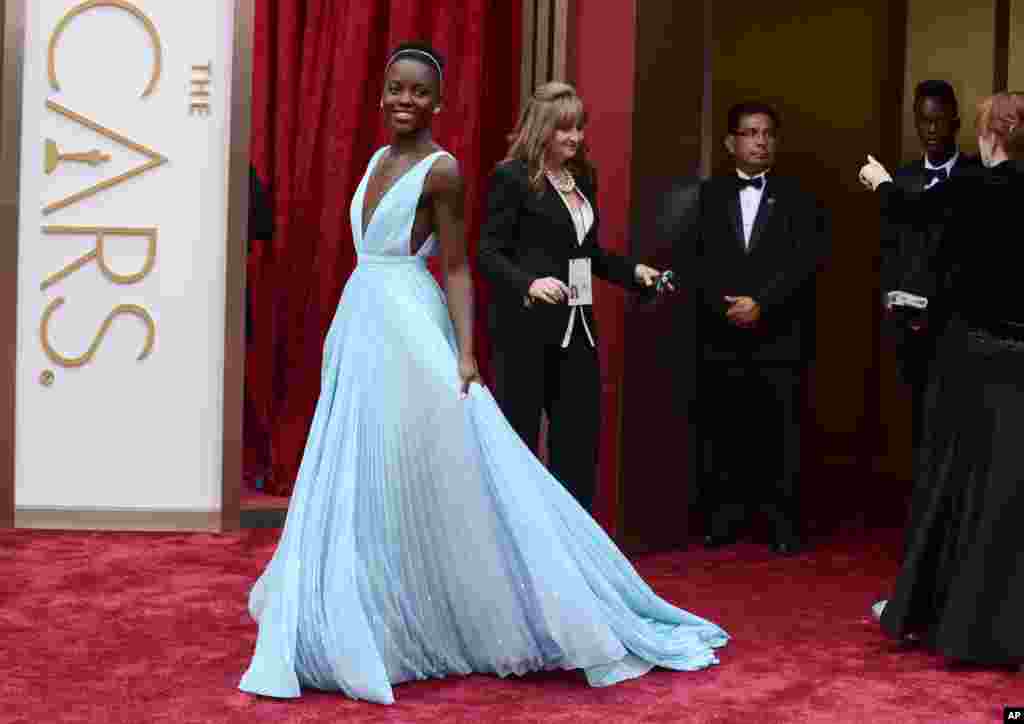 Nữ diễn viên Lupita Nyong'o đến&nbsp;lễ trao giải Oscar lần thứ 86 tại Nhà hát Dolby ở Los Angeles, ngày 2/3/2014.