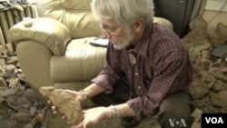 Ray Stanford busca huellas de dinosaurios en los suburbios de Washington.