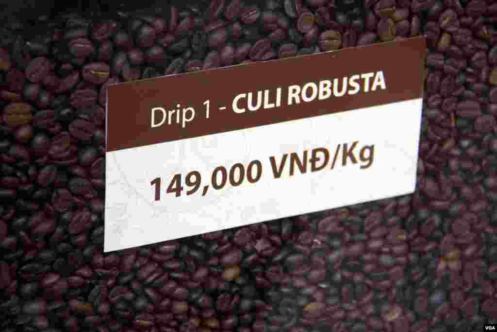 Việt Nam chủ yếu sản xuất c&agrave; ph&ecirc; vối robusta. (D. Schearf/VOA) 