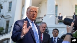 Arhiva - Predsednik SAD Donald Tramp razgovara sa novinarima na travnjaku Bele kuće, 29. jula 2020. 