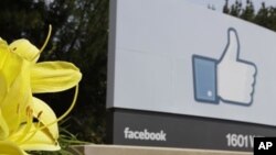 Papan penunjuk di depan kantor pusat Facebook di Menlo Park, California (2/5). Menurut Jurnal Wall Street, Facebook berencana akan 'go public' tanggal 18 Mei 2012 mendatang.