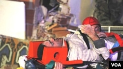 Tim SAR menyelamatkan Halil Oztemel, seorang guru SMA, dari reruntuhan gedung pasca-gempa di Ercis, utara kota Van di Turki (24/10).