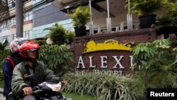 Pengendara sepeda motor melewati Hotel Alexis di Jakarta (foto: dok). 