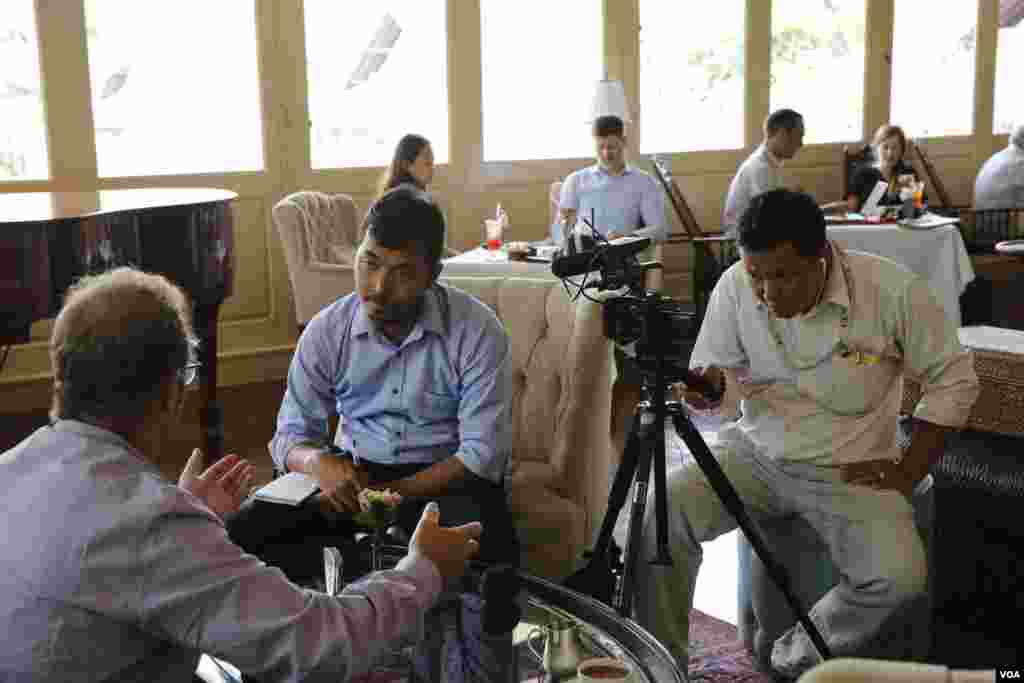 Jonathan Friedland, Chief Communications Officer of Netflix Inc, gives an interview to VOA Khmer following a a press conference about a Netflix-produced drama, &quot;First They Killed My Father&quot; at Grand Hotel D&#39;Angkor in Siem Reap, Cambodia, February 18, 2017. (Kann Vicheika/VOA Khmer)