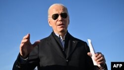 Presiden AS Joe Biden berbicara soal pertukaran tahanan antara AS dan Venezuela sebelum berangkat dari Bandara Internasional Milwaukee Mitchell di Milwaukee, Wisconsin, pada 20 Desember 2023. (Foto: AFP/Mandel Ngan)