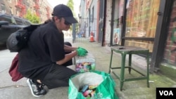 นอร่า นักรณรงค์ด้านสิ่งแวดล้อม ในนครนิวยอร์ก กำลังรวบรวมบุหรี่ไฟฟ้าแบบใช้แล้วทิ้งเพื่อนำไปรีไซเคิล