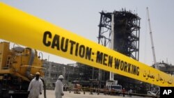 Para pekerja, Jumat, 20 September 2019, memperbaiki fasilitas pengolahan minyak Aramco di Khurais, dekat Dammam, Arab Saudi, yang rusak pasca serangan baru-baru ini.