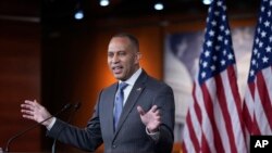 Vakillar palatasida demokratlar yetakchisi Hakim Jeffris deydiki, Kongressda muxolifat "radikal respublikachilarning qonunbuzarliklarini to'xtatish uchun" qattiq ishlamoqda, Vashington, 7-fevral, 2025 