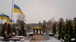 Počasna straža nosi kovčeg poginulog ukrajinskog vojnika Serhija Solovjova, koji je ubijen tokom borbi sa ruskim snagama u Kursku 12. novembra, tokom pogrebne ceremonije u Irpinu, u Ukrajini, 21. novembra 2024. godine.