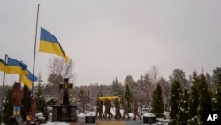 ১২ নভেম্বর কুরস্কে রুশ বাহিনীর সঙ্গে যুদ্ধে নিহত ইউক্রেনীয় সেনা সেরহি সোলোভিয়ভের শেষকৃত্যের সময় তার কফিন বহন করে নিয়ে যাচ্ছেন তার সতীর্থরা (২১ নভেম্বর, ২০২৪) 