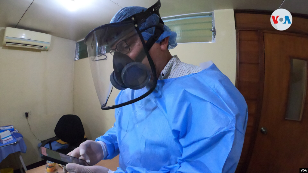Médicos han atendido gratuitamente en sus consultorios en plena pandemia. [Foto: Houston Castillo Vado/VOA]