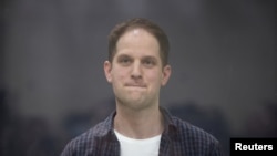 Wartawan Wall Street Journal Evan Gershkovich hadir di pengadilan di Moskow, Rusia. pada 23 April 2024, dalam persidangan kasus spionase yang dituduhkan kepadanya. (Foto: Reuters/Tatyana Makeyeva)