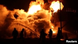 آتش‌سوزی در یک انبار نفت که مورد حمله هوایی روسیه قرار گرفته است.