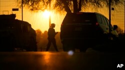 Un guardia revisa un vehículo en la puerta de Shelby Park, que las tropas de la Guardia Nacional de Texas confiscaron y donde comenzaron a rechazar a las autoridades federales de inmigración, el jueves 1 de febrero de 2024, en Eagle Pass, Texas.