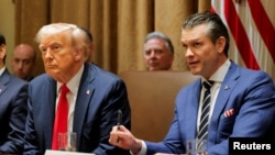 د امریکا د ولسمشر ترڅنګ د دغه هېواد د دفاع وزیر ناست دی.