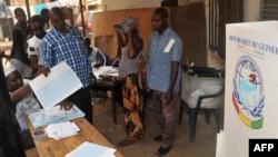 Des employés de la Commission électorale nationale indépendante à Conakry, en Guinée, le 4 février 2018.