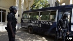 Des policiers gambiens montent la garde devant la Cour suprême de Gambie à Banjul le 5 décembre 2016.
