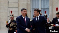 Французький президент вітає китайського керівника Сі Цзіньпіна у Парижі 6 травня 2024 р. Після Франції керівник Китаю відвідає Сербію та Угорщину.