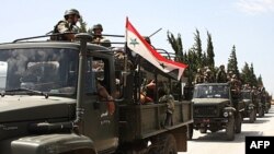 Binh sĩ Syria tiến vào các ngôi làng gần thị trấn Jisr al-Shughour ở phía bắc Damascus, ngày 10/6/2011