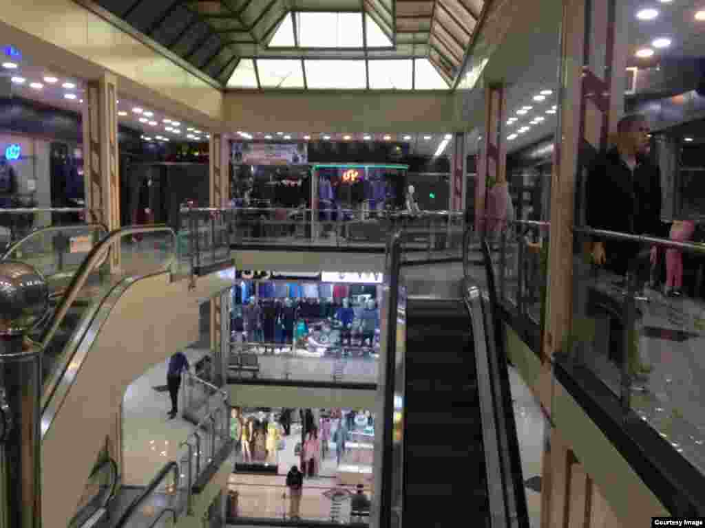 Stores were open in a shopping mall in Baneh, Iran, May 18, 2018, but it was virtually deserted. Local residents blame the lack of business on Tehran&rsquo;s monthslong blockade of border footpaths, which Baneh shopkeepers have relied upon to import desirable goods from Iraq.