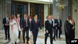 ລັດ​ຖະ​ມົນ​ຕີ​ການ​ຕ່າງ​ປະ​ເທດ ສະ​ຫະ​ລັດ ທ່ານ ມາ​ໂກ ຣູ​ບີ​ໂອ​ (ກາງ​ຊ້າຍ) ແລະ ທີ່​ປຶກ​ສາ​ດ້ານ​ຄວາມ​ໝັ້ນ​ຄົງ​ແຫ່ງ​ຊາດ ທ່ານ ໄມ​ເກິ​ລ ວອ​ລ​ທ​ສ໌ ຍ່າງ​ກ່ອນ​ການ​ປະ​ຊຸມ​ລະ​ຫວ່າງ​ຜູ້​ແທນ ຢູ​ເຄ​ຣນ ແລະ ສະ​ຫະ​ລັດ, 11 ມີ​ນາ 2025.