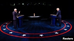 Joe Biden, calon presiden AS dari partai Demokrat, berbicara dalam debat ketiga dan terakhir, menghadapi Presiden Donald Trump di Belmont University, Nashville, Tennessee, Kamis malam, 22 Oktober 2020. (Foto: Reuters)