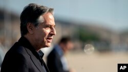 Menteri Luar Negeri AS Antony Blinken tiba di pangkalan udara Andrews di Maryland, pada 6 Juli 2022. Blinken dijadwalkan terbang menuju Bali untuk menghadiri pertemuan negara anggota G20. (Foto: Pool via AP/Stefani Reynolds)