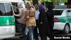 تصویری از سرکوب زنان ایرانی که حجاب مدنظر جمهوری اسلامی را رعایت نمی‌کنند
