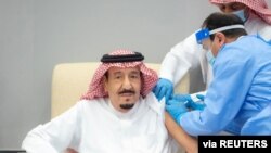 Raja Saudi Salman bin Abdulaziz mendapat vaksin COVID-19 di Neom, Arab Saudi, 8 Januari 2021. (Foto: via Reuters)