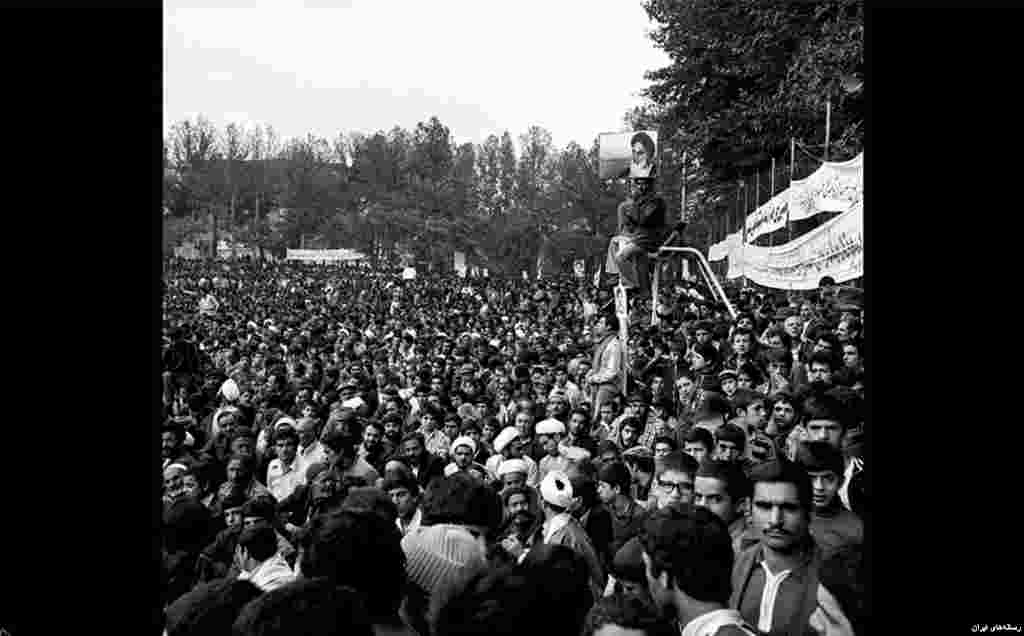 آیت الله خمینی پس از حمله به سفارت به شدت از اقدام مهاجمان حمایت کرد و با استفاده از عبارت &laquo;محل جاسوسی&raquo; برای سفارت آمریکا در تهران آتش طرفدارانش را شعله ورتر کرد. &nbsp;