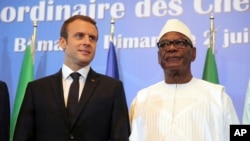 Le président français Emmanuel Macron et son homologue malien IBK, sommet du G5 Sahel, Bamado, Mali, le 2 juillet 2017.(AP Photo/Baba Ahmed)