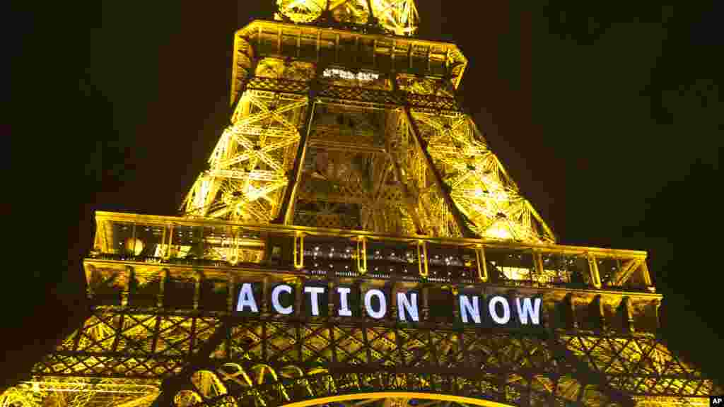 La Tour Eiffel illuminée avec le slogan "Passons à l'action", en marge de la COP21, Paris, 6 décembre 2015.&nbsp;